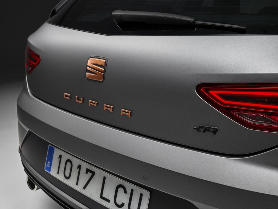 Логотип Seat Leon Cupra R (5F) 2017 года  (WW) (фото 5 из 40)